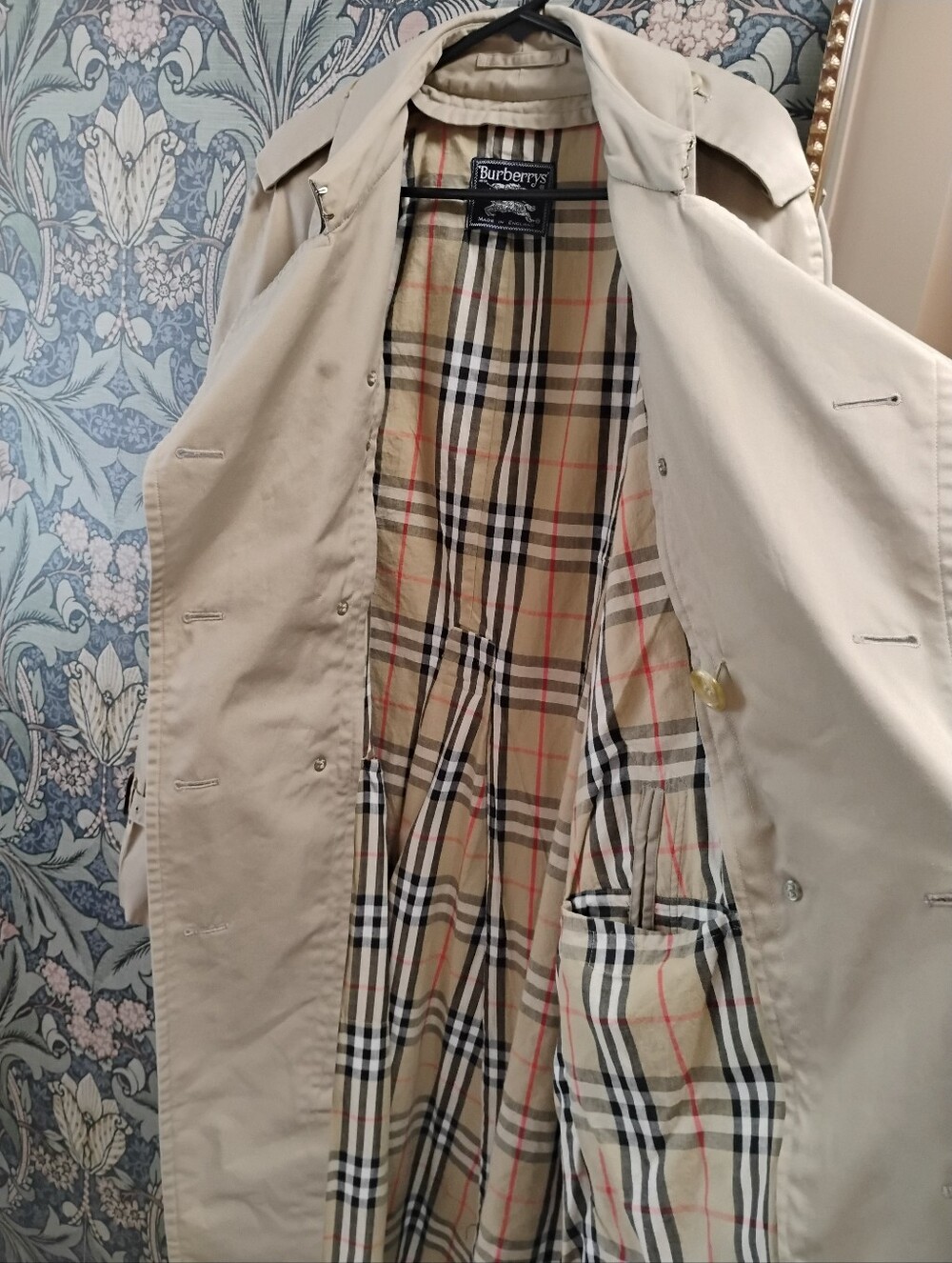 Vintage Burberry Beige Women's Trench Coat with Signature Check Lining - Picture 6 of 13